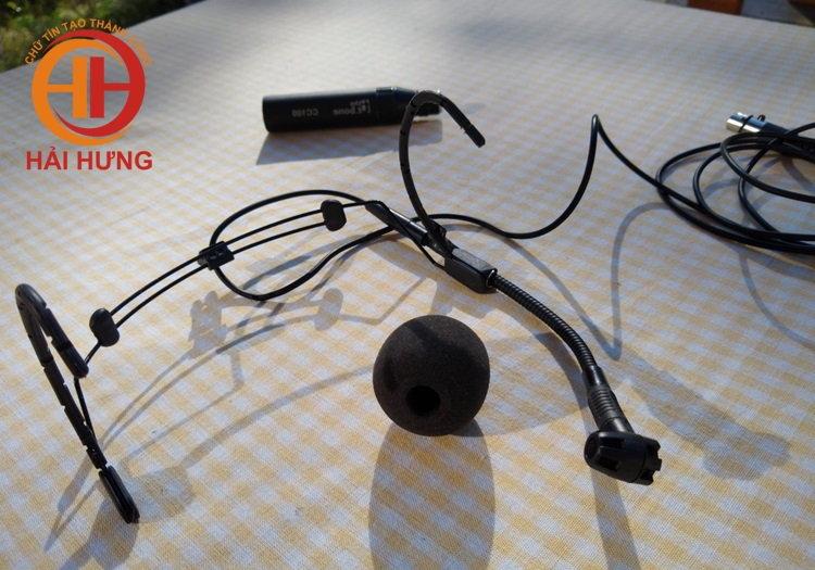 Đầu bọc chắn gió và cáp kết nối với bộ chuyển đổi nguồn ảo XLR 3 chân đi kèm