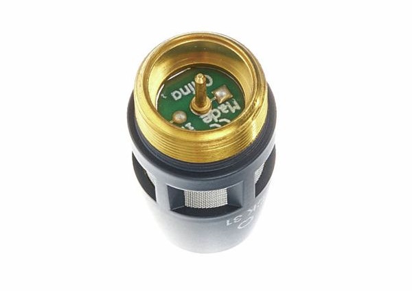 Tiếp điểm mạ vàng diện tích lớn và ren sâu đảm bảo độ chắc chắn và độ bền cao